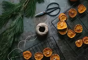 Χριστουγεννιάτικα DIY διακοσμητικά με φλούδες εσπεριδοειδών και ένα θαυμάσιο πορτοκαλί άρωμα